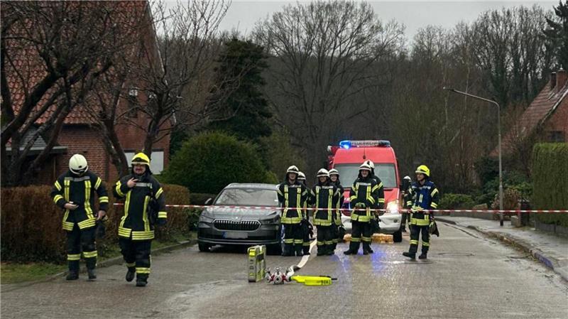 Die Feuerwehren aus Harsefeld und Ohrensen, der Leiter des Umweltzuges und ein Mitarbeiter von EWE rückten zur Steinfeldsiedlung aus.