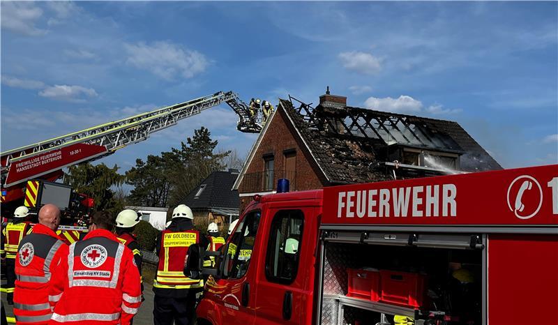 Großalarm: Dachstuhl in Nindorf steht in Flammen – 200.000 Euro Schaden Die Feuerwehren der Samtgemeinde Apensen rückten mit 70 Einsatzkräften an.