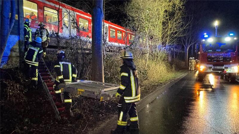 Tödlicher Bahnunfall in Buxtehude – 37-jähriger Hamburger stirbt Die Feuerwehrkräfte begannen um kurz nach 19 Uhr mit dem Rettungseinsatz.
