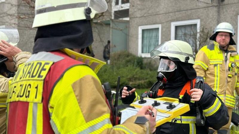 Starker Rauch sorgt für Großalarm in Stade Die Feuerwehrkräfte konnten nur unter Atemschutz Wohnung und Treppenhaus betreten.