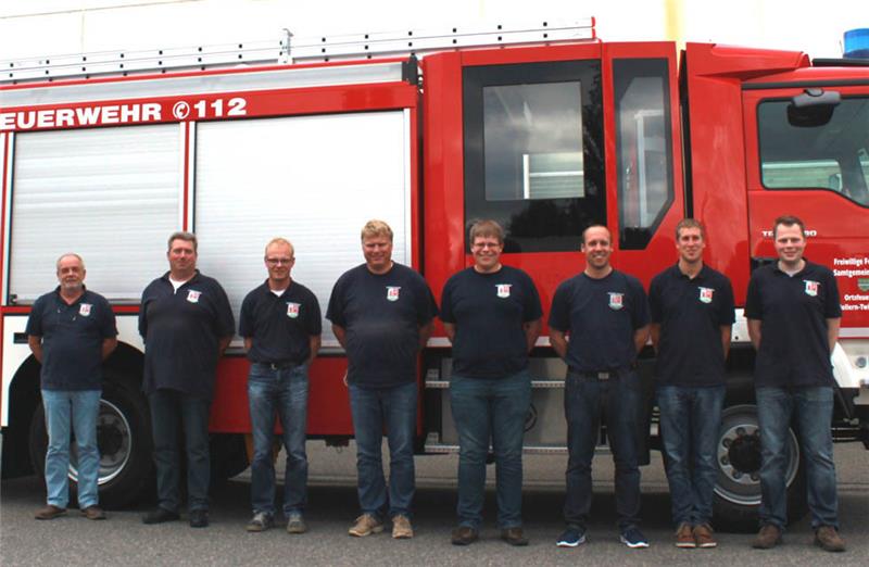 Die Feuerwehrleute Hermann Kusel, Jürgen Faby, Ralf Cordes, Thomas Franz, Claas Brüggemann, Rene Jacobsen, Henning Tiedemann und Cord Nodop (von links) haben das HLF 20 abgeholt.