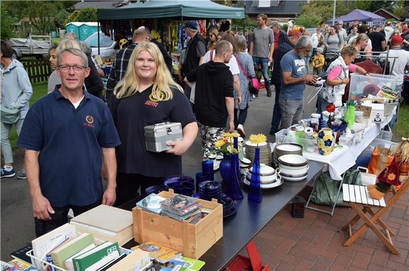 Die Feuerwehrleute Jörg Wiebusch und Svea Wandersee (vorne von links) sammeln bei den Flohmarkthändlern in Reith Spenden. Foto: Sulzyc