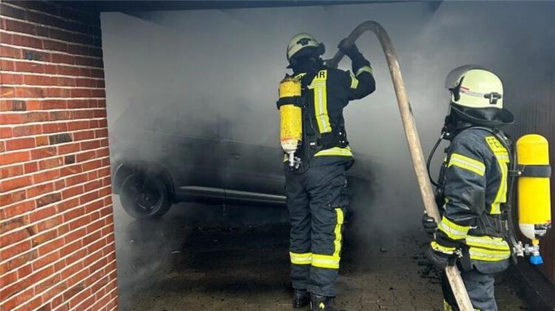 Balje: Fünf Feuerwehren bekämpfen Autobrand Das Fahrzeug stand in einer Garage.