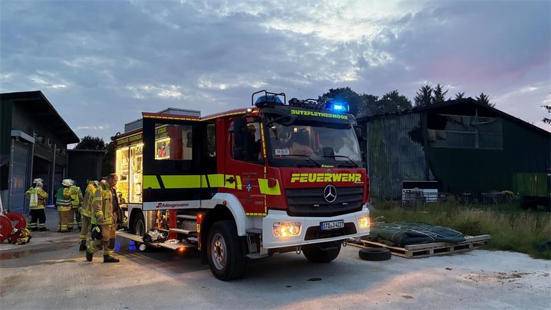 Großeinsatz am Dienstagabend: Lagerhalle in Stadermoor in Flammen Die Feuerwehrleute aus Bützflethermoor waren als erste Einheit mit ihrem LF10 vor Ort.