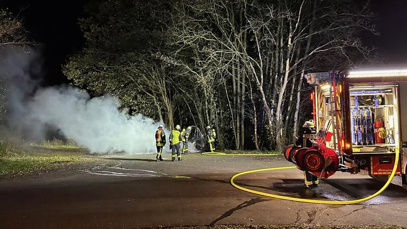Wieder Lovemobil an B73 niedergebrannt – Verdächtige Beobachtung Die Feuerwehrleute aus Himmelpforten mussten sich vor den Brandgasen schützen.