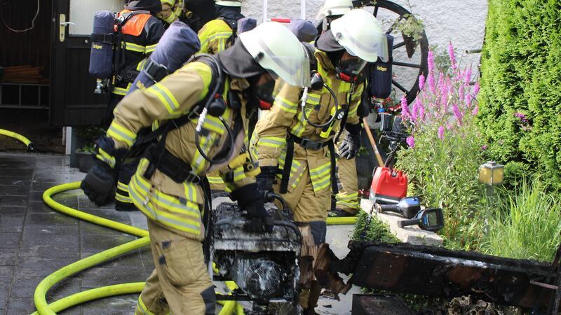 Die Feuerwehrleute brachten das verbrannte Inventar ins Freie.
