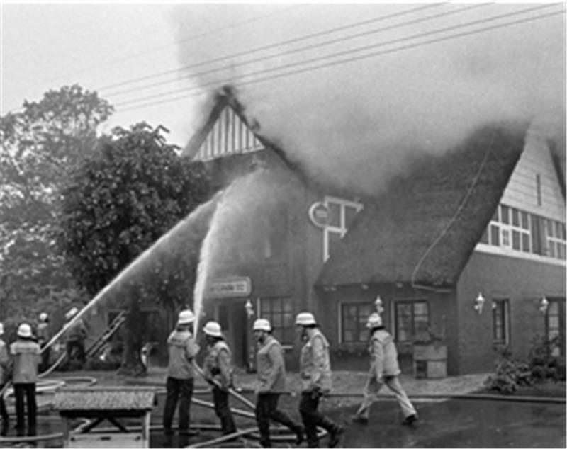 Die Feuerwehrleute konnten 1995 nicht das Gebäude retten, aber das ganze Inventar. Archivfoto Kordländer