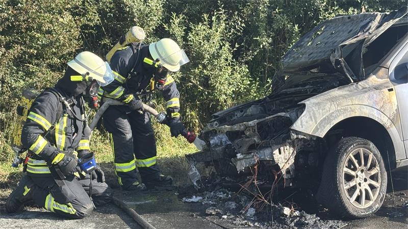 Die Feuerwehrleute kontrollierten auf Glutnester.