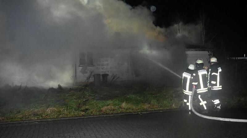 Dichter Rauch über Himmelpforten: Feuer zerstört Wohnhaus Die Feuerwehrleute löschen den Brand.
