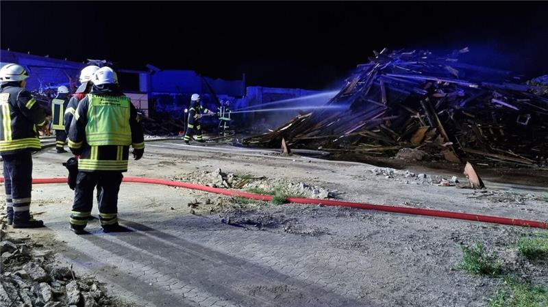Die Feuerwehrleute löschen den Brand auf dem Abriss-Gelände in Cadenberge. Foto: Lange