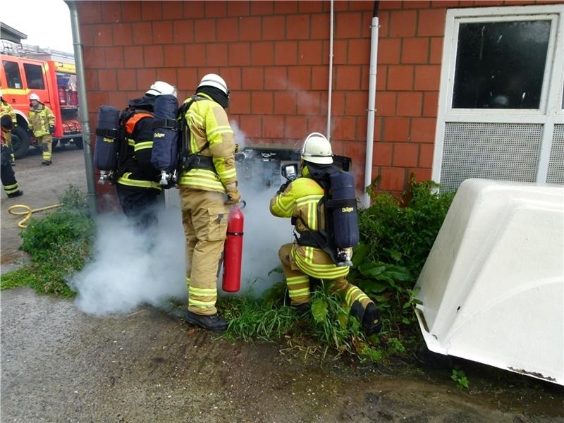 Die Feuerwehrleute löschen den Brand und kontrollieren die Brandstelle mit einer Wärmebildkamera. Foto: Bube