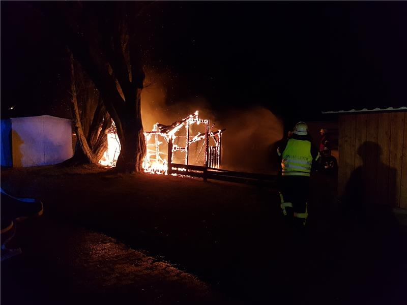 Feuer zerstört Holzschuppen in Fredenbeck Die Feuerwehrleute löschen den brennenden Holzschuppen in Fredenbeck. Fotos: Beneke