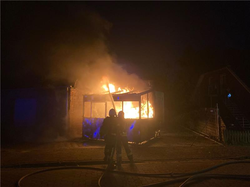Die Feuerwehrleute löschen den vollständig brennenden Imbiss. Foto: Feuerwehr Zeven