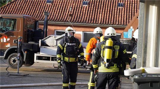 Die Feuerwehrleute müssen das Gebäude aufgrund der Rauchentwicklung mit Atemschutzgeräte nach weiteren Glutnestern absuchen.