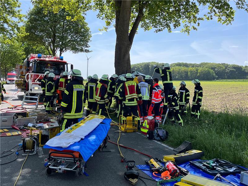 18-Jährige prallt an L130 mit Pkw gegen Baum – lebensgefährlich verletzt Die Feuerwehrleute müssen die Fahrerin mit schwerem Gerät aus dem völlig zerstörten Fahrzeug befreien. Foto: Vasel