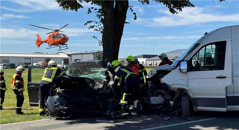 Die Feuerwehrleute müssen die schwer verletzte Frau an der L130 aus ihrem Auto befreien.