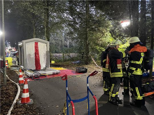 Die Feuerwehrleute müssen nach der Erkundung der Obdachlosenunterkunft in Rotenburg dekontaminiert werden. Foto: Kreisfeuerwehr Rotenburg