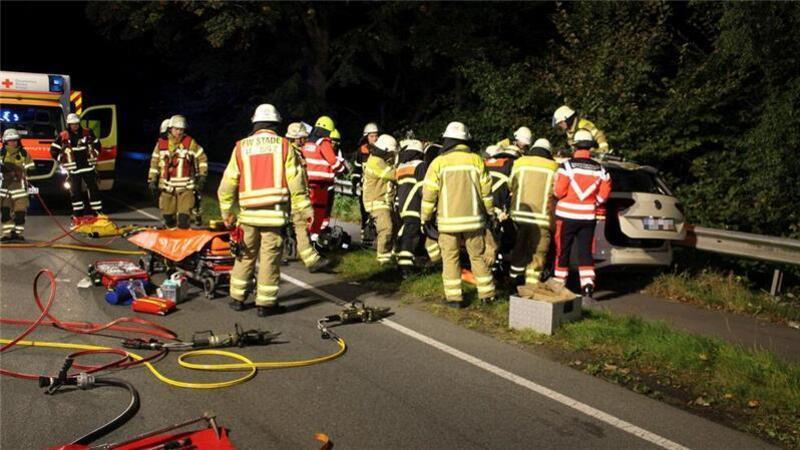 Die Feuerwehrleute mussten den Taxifahrer mit schwerem Gerät aus seinem Fahrzeug befreien. Er erlag seinen Verletzungen.