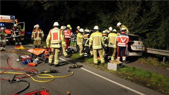 Die Feuerwehrleute mussten den Taxifahrer mit schwerem Gerät aus seinem Fahrzeug befreien. Er erlag seinen Verletzungen.