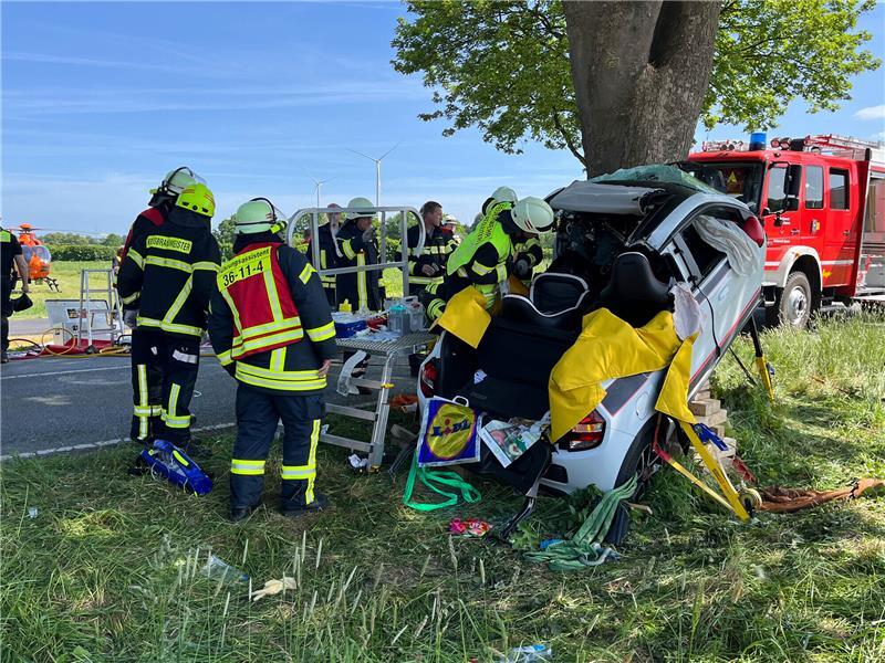 18-Jährige prallt an L130 mit Pkw gegen Baum – lebensgefährlich verletzt Die Feuerwehrleute mussten die 18-jährige Buxtehuderin mit schwerem Gerät aus dem Fahrzeug befreien. Foto: Vasel