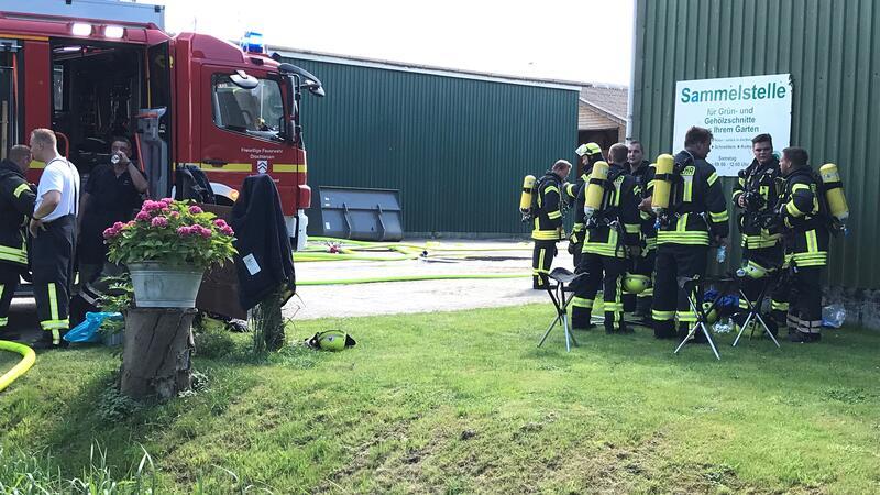 Großfeuer in Assel: 250.000 Euro Schaden nach Scheunenbrand Die Feuerwehrleute mussten unter schwerem Atemschutz arbeiten.