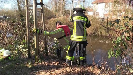 Die Feuerwehrleute retteten die Frau aus der Este.