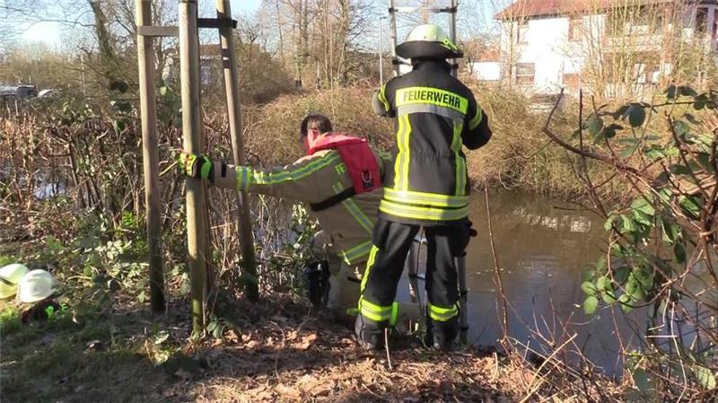 Er ist der Lebensretter von der Este Die Feuerwehrleute retteten die Frau aus der Este.