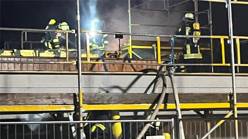 Kita mitten in Horneburg brennt Die Feuerwehrleute schneiden Dach und Fassade auf.