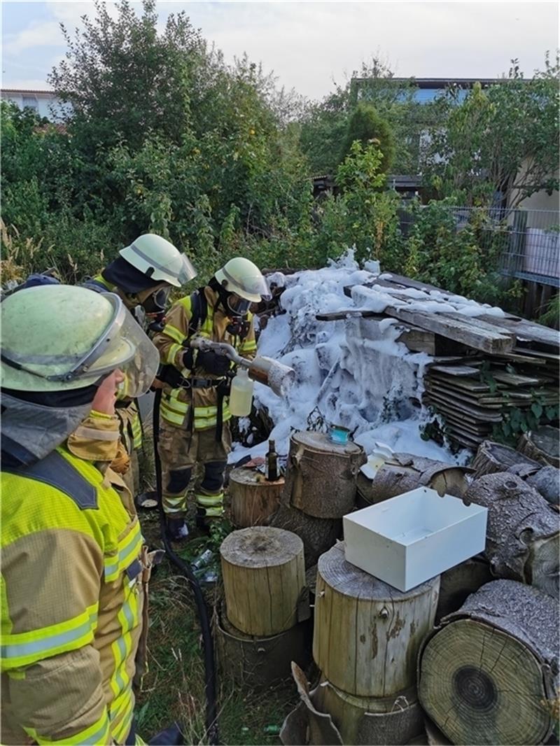 Die Feuerwehrleute setzen Schaum ein, um den Brand zu ersticken. Foto: Krzywdzinski