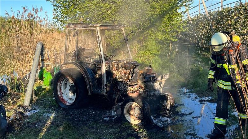 Die Feuerwehrleute setzten Löschschaum ein.