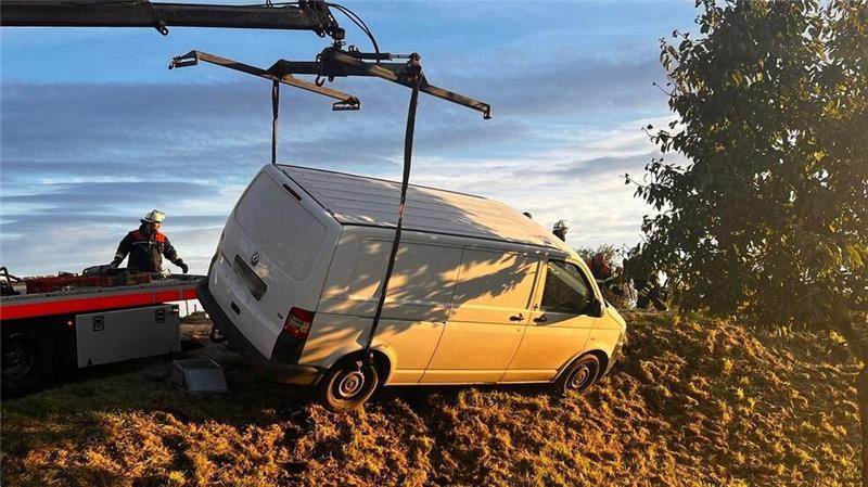 VW-Bus gerät am Lühedeich ins Rutschen Die Feuerwehrleute sichern den VW-Bus.