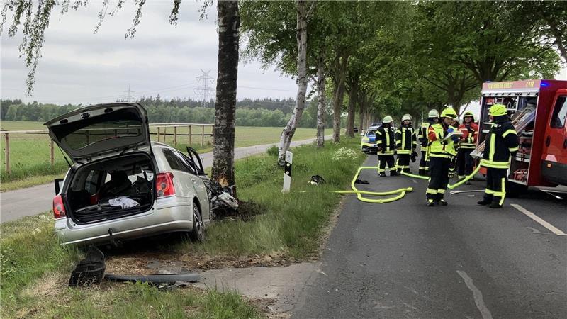 Toyota kracht gegen Bäume – 50-Jährige schwer verletzt in Bargstedt Die Feuerwehrleute sicherten das Unfallfahrzeug ab und nahmen auslaufende Betriebsstoffe auf.