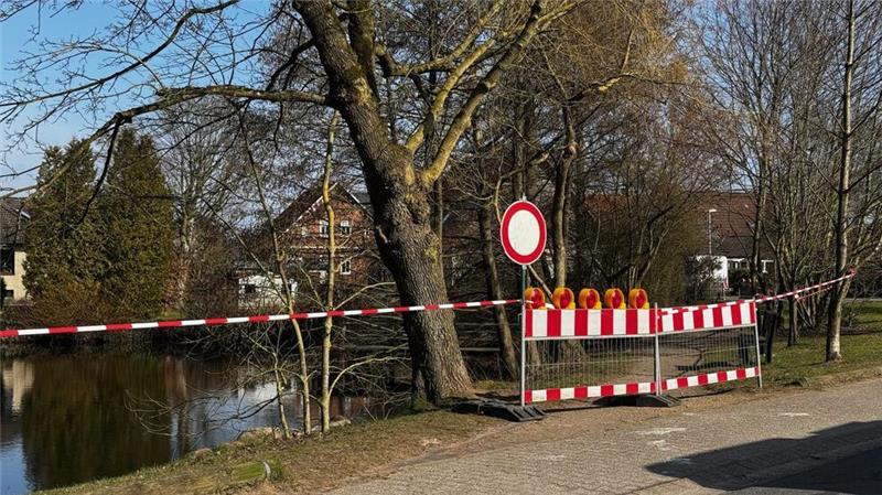 Die Feuerwehrleute sperrten den Teich in Apensen ab.