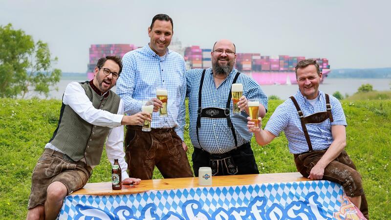 Die Feuerwehrleute stoßen auf das 5. Altländer Oktoberfest an.