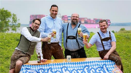 Die Feuerwehrleute stoßen auf das 5. Altländer Oktoberfest an.