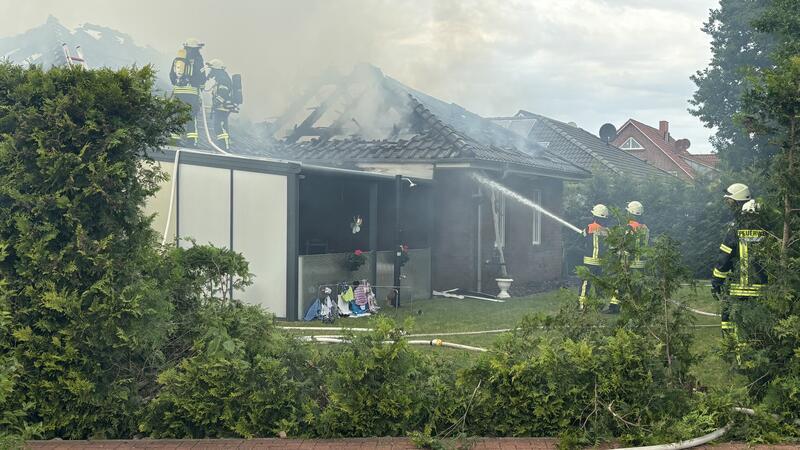 Die Feuerwehrleute suchten im Dach nach versteckten Glutnestern.