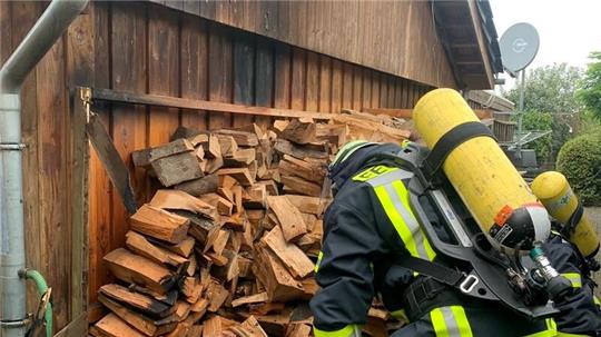 Die Feuerwehrleute übernahmen die Nachlöscharbeiten.