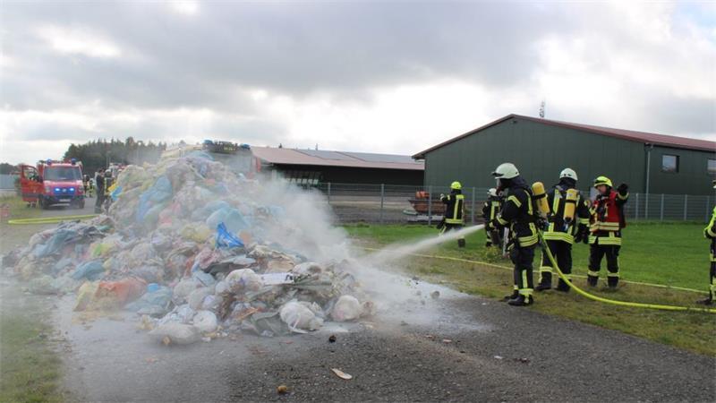 Rauch aus Müllwagen: Fahrer legt Notstopp in Ahlerstedt ein Die Feuerwehrleute übernahmen die Restlöscharbeiten. Nach 45 Minuten war der Einsatz am Mittag beendet.