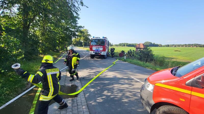 Die Feuerwehrleute verlegen Schlauchleitungen. Insgesamt waren circa 160 Feuerwehrleute in Wischhafen im Einsatz.