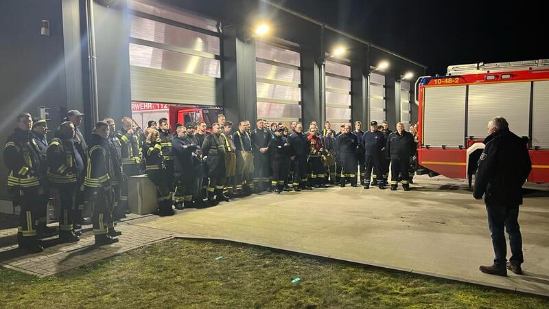 Hochwasser-Einsatz: Stader Feuerwehrleute helfen im Heidekreis Die Feuerwehrleute versammeln sich vor dem Gerätehaus in Apensen.