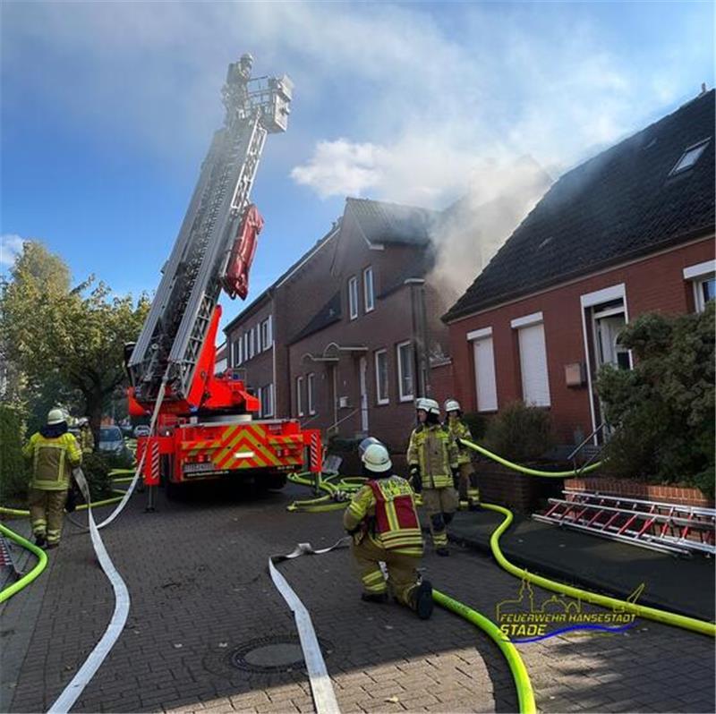Lauter Knall in Stade-Kopenkamp – Wohnhäuser brennen Die Feuerwehrleute waren drei Stunden im Einsatz.