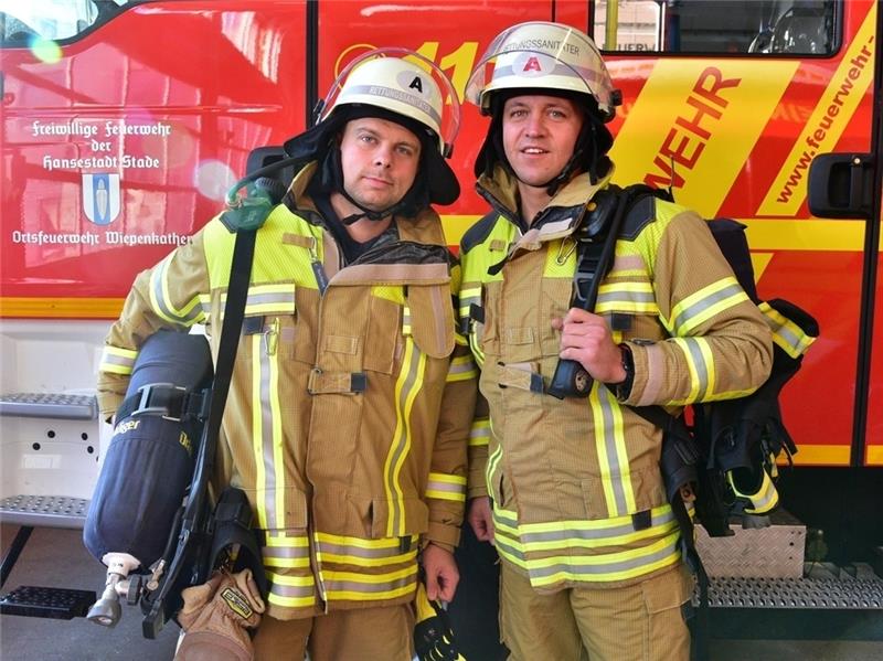 Die Feuerwehrmänner und Rettungssanitäter Patrick Born (links) und Carsten Bastian laufen 100 Kilometer für den guten Zweck. Foto Beneke
