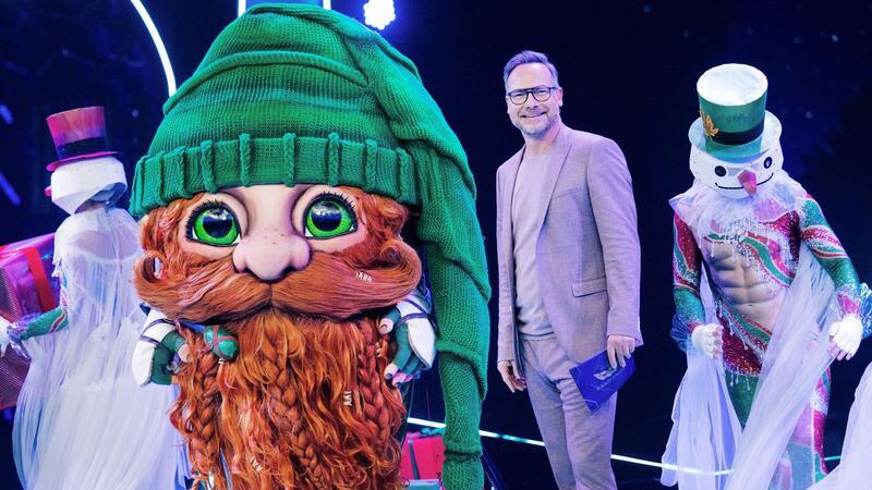 Die Figur Klaus Claus neben Moderator Matthias Opdenhövel.