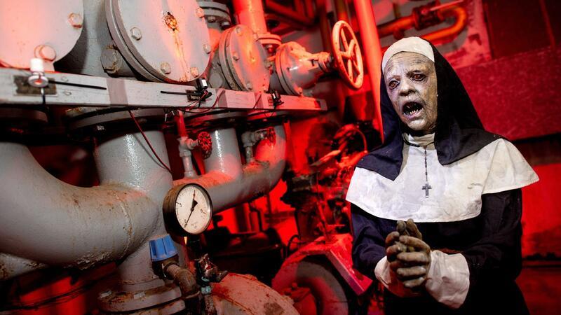 Die Figur einer Nonne steht im illuminierten Heizungskeller eines ehemaligen Busdepots, in dem die temporäre Attraktion „Das Spukhaus 2023“ aufgebaut wurde.