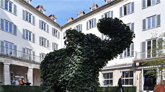 Die Figur eines Elefanten wächst aus Efeu im Hof des Hotel Elephant Weimar.
