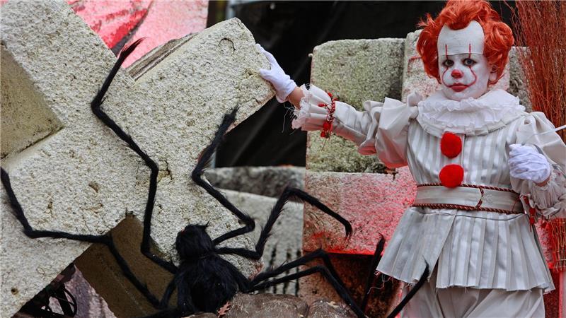 Nervenkitzel gefällig? Filme, die nicht schlafen lassen Die Figur von Pennywise aus dem Horrorfilm „Es“ von Andy Muschietti machte Clowns endgültig wieder furchterregend.