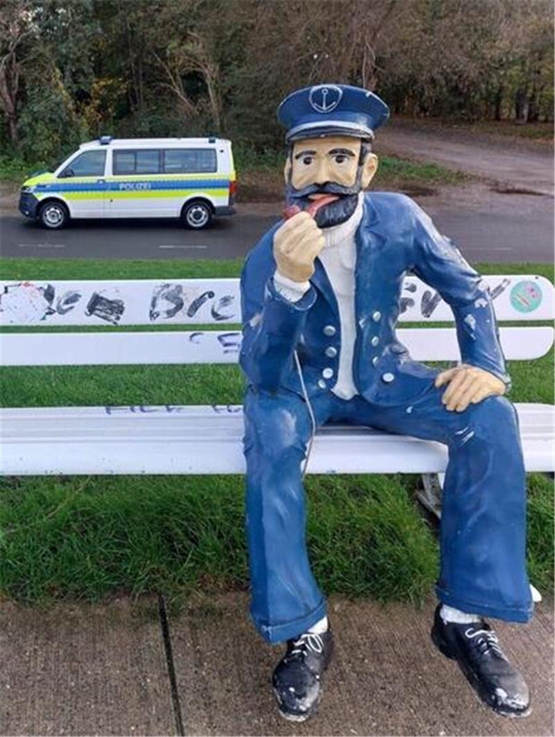 Die Figur wurde auf eine Bank auf dem Deich gesetzt.