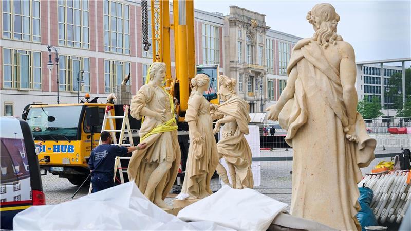 Die Figuren für die Fassade des Humboldforums in Berlin werden für den Transport auf das Dach mit einem Kran vorbereitet. Mit dem Aufstellen von insgesamt 19 Balustradenfiguren ist das Humboldt Forum baulich fertiggestellt. 