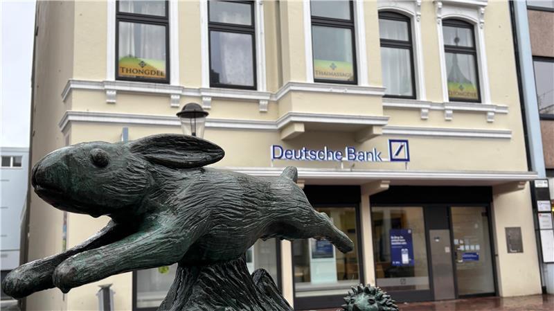 Die Filiale der Deutschen Bank in der Buxtehuder Altstadt: Das Geldinstitut verlässt demnächst das Gebäude an der Langen Straße.