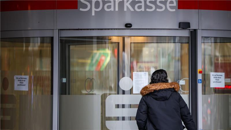 Millionen-Coup: Bank-Einbrecher kamen durch manipulierte Tür Die Filiale in Gelsenkirchen-Buer ist nach dem Einbruch weiter geschlossen.